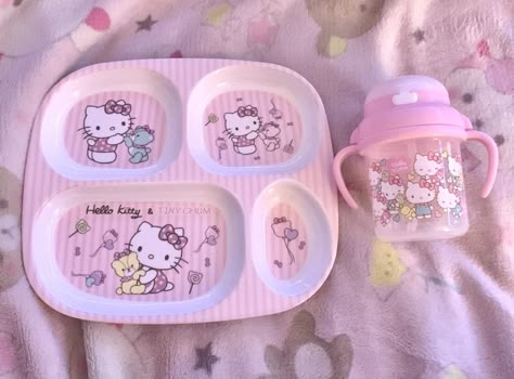 Ageregre Food, Lil Space Aesthetic, Hello Kitty Baby Stuff, Hello Kitty Nursery, Hello Kitty Baby, Baby Wishlist, Hello Kitty Rooms, Charmmy Kitty, Kitty Baby