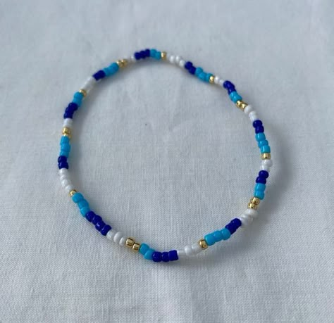 White And Blue Beaded Bracelet, Blue Beads Jewellery, Blue Seed Bead Bracelet Ideas, Blue And Gold Beaded Bracelets, Blue And White Beads Bracelet, Blue Summer Bracelets, Beaded Blue Bracelets, Cute Summer Jewelry Diy, Gold And Blue Bracelet