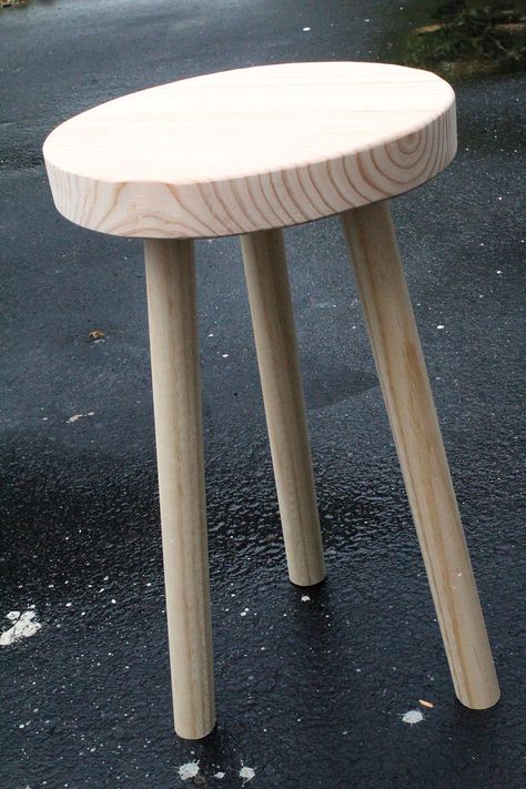 How to Make an Easy Round Stool | Simple DIY Furniture Build Simple Stool Diy, Diy Wood Stool How To Build, How To Make A Stool Diy, Farmhouse Stools Diy, Small Wooden Stool Diy, Wood Stools Diy, Diy Milk Stool, Diy Easy Furniture Projects, Diy Plant Stool