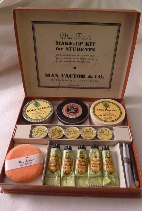 Max factor make up kits for new beautes Vintage Makeup Vanities, 1940s Makeup, Max Factor Makeup, Alissa Salls, Vintage Parfum, Make Up Kits, Makeup History, Retro Makeup, Makeup Package