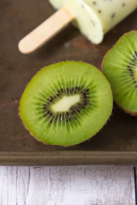 Kiwi fruit, yoghurt and agave nectar are blended together to make these refreshing, sweet, yet tangy Kiwi Yoghurt Popsicles. The perfect cool-me-down on a baking hot afternoon! Candied Kiwi, Green Popsicles, Frozen Kiwi, Kiwi Popsicles, Kiwi Eating Kiwi, Kiwi Seeds, Snapple Kiwi Strawberry, Kiwi Fruit, Agave Nectar