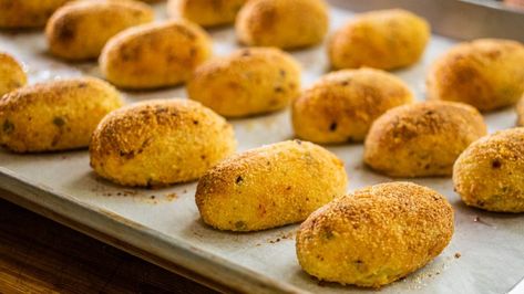 Pan Fried Italian Potato Croquettes Recipes With Videos, Parmesan Potato Wedges, Roti Bread, Baked Mashed Potatoes, Italian Potatoes, Mashed Potato Cakes, Cakes Easy, Croquettes Recipe, Making Baked Potatoes