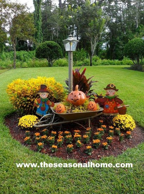 20 DIY Outdoor Fall Decorations That'll Beautify Your Lawn And Garden - Easy diy projects! #diy #fall #decorating #crafts #outdoordecor #handmade #garden #lawn Fall Yard Decor, Fall Landscaping, Outside Fall Decor, Balkon Decor, Meteor Garden 2018, Fall Is Coming, Garden Crafts Diy, Fall Deco, Fall Thanksgiving Decor