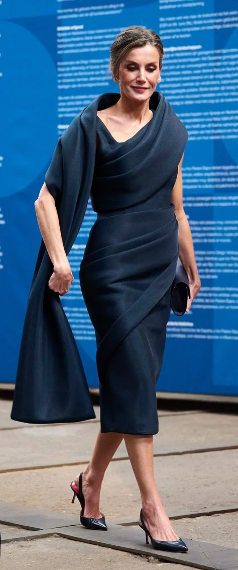 Queen Letizia of Spain wore Benchellal Draped Neckline Dress, Sultan of Oman Diamond Earrings, Coreterno Ring, Blue Bag and Carolina Herrera Pumps for the Special reception in Amsterdam.  More details on RegalFille. Queen Of Spain Fashion, Queen Letizia Style Dresses, Queen Letizia Outfits, Queen Letizia Style, Royal Gowns, Carolina Herrera Dresses, Spain Fashion, Long Skirt Fashion, Bella Hadid Outfits