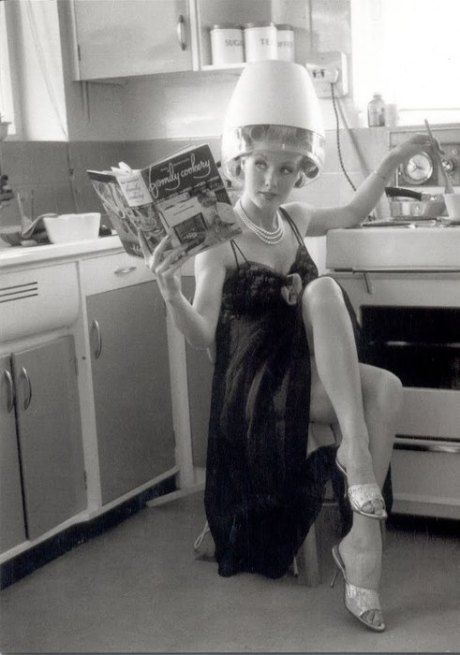 50s housewife....no unrealistic expectations here, eh? Housewife Quotes, 50s Housewife, 1950s Housewife, Stepford Wife, Vintage Housewife, Retro Housewife, Domestic Goddess, Hair Rollers, Vintage Hairstyles