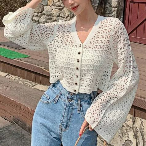 Outfit Rajut, White Tops Outfit, Crochet Sweater Design, Crochet Top Outfit, Mode Crochet, Crochet Mittens, Crochet Handbags Patterns, Crochet Fashion Patterns, Crochet Wrap