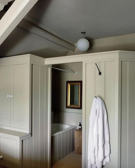 𝐂 𝐎 𝐓 𝐒 𝐖 𝐎 𝐋 𝐃 𝐈 𝐍 𝐓 𝐄 𝐑 𝐈 𝐎 𝐑 (@cotswoldinterior) • Instagram photos and videos Tongue And Groove Panelling, Period Living, Garden Magazine, English Country Decor, Country Bathroom, Country Interior, Bathroom Items, English Country House, Spare Room