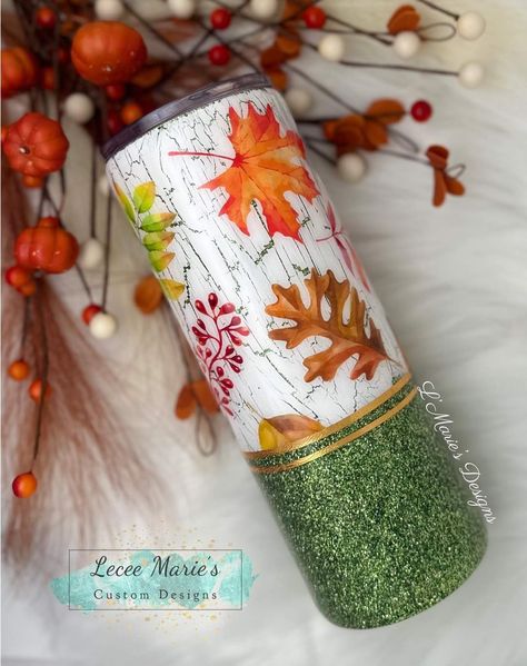 Leaf Tumbler, Fall Cups, Tumbler Inspiration, Tumblers Designs, Epoxy Projects, Epoxy Cups, Fancy Flamingo, Epoxy Tumblers, Glitter Tumbler Cups