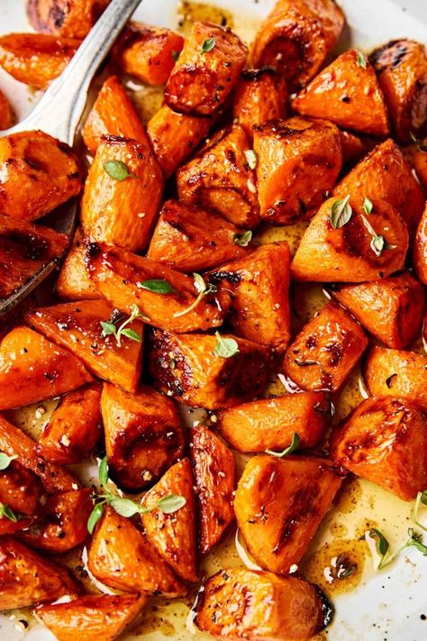 Seriously Caramelized Roasted Carrots (Never Mushy!) Carmelized Carrots, Baked Carrots Recipe, Braised Carrots, Carrot Recipes Side Dishes, Caramelized Carrots, Honey Carrots, Carrots Side Dish, Roasted Carrots Recipe, Honey Roasted Carrots