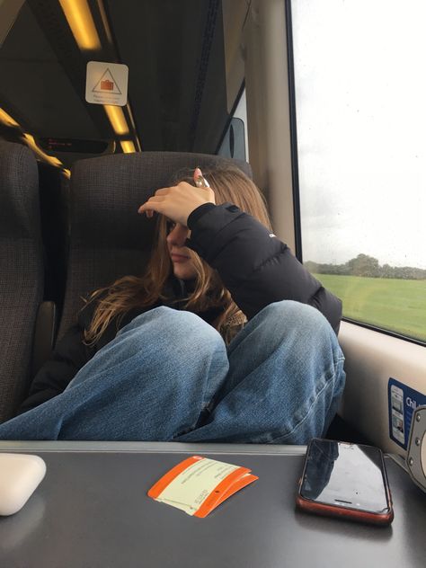 Train Poses Instagram, Train Inspo Pics, Train Outfit Travel Summer, Train Girl Aesthetic, Comfortable Pictures, Train Photos, Shotting Photo, School Trip, Dream Lifestyle