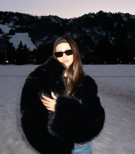 Black Fur Coat Outfit, Winter Ski Fashion, Gold Jewellery Necklace, Sade Aesthetic, Russian Vibe, Winter Shoot, Ski Aesthetic, Fur Coat Outfit, Black Fur Coat