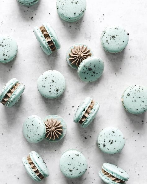 These dainty robin's egg blue oreo macarons are speckled with oreo crumbs and filled with a creamy oreo buttercream. They're stunning as an Easter dessert or any time of year. #macarons #oreomacarons #oreo #easterdesserts #easterrecipes | Teak & Thyme Oreo Macarons, Oreo Macaron, Blue Macarons, Kue Macaroon, Powdered Food Coloring, Purple Food Coloring, Oreo Buttercream, Macaroon Cookies, Oreo Flavors