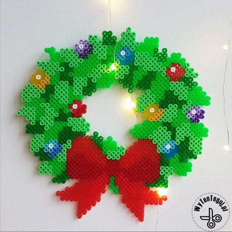 Perler Wreath Pattern, Perler Wreath, Perler Bead Wreath, Hama Beads Patterns Christmas, Hama Beads Christmas, Christmas Perler Beads, Hamma Beads Ideas, Perler Creations, Melty Bead Patterns