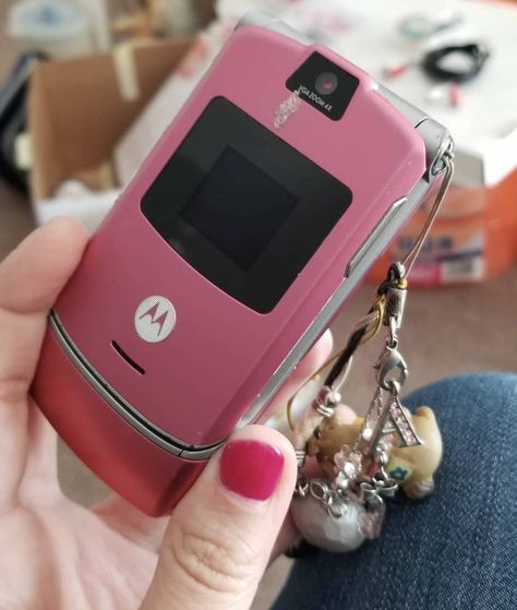 32 Pictures That Pretty Much Look EXACTLY Like Your '00s Childhood Early 2000s Flip Phone, Phone Charms Y2k, Old Flip Phone Aesthetic, 00s Phone, Flip Phone Keychain, Y2k Technology, Y2k Flip Phone, 00s Childhood, 2000s Phone