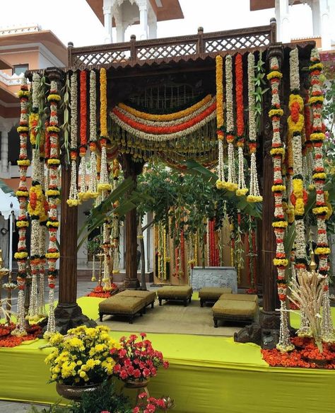 If you are planning an Intimate Wedding, these minimal yet classy Wedding Mandap Decor would elevate your Decoration. Check out more such inspiration on our BLOG. #indianwedding #shaadisaga #intimatewedding #mandapdecor #weddingdecor #floraldecoration #decoration #indianweddingmandap Floral Mandap Decor, Traditional Mandap, Wedding Mandap Decor, Floral Mandap, Indian Wedding Deco, Hindu Wedding Decorations, Mandap Design, Fun Wedding Decor, Wedding Entrance Decor