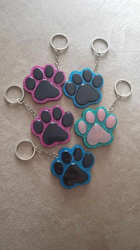 Resin Paw Print, Wood Pallet Crafts, Diy Resin Keychain, Resin Bookmarks, Keychain Ideas, Resin Crafts Tutorial, Resin Coaster, Resin Keychain, Resin Ideas