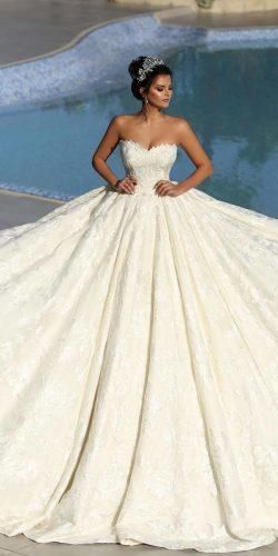 Huge ball gown wedding dress.  Strapless with very feminine neckline adorned with delicate lace. Stunner. Wedding Dresses Fit, Queens Wedding, Amazing Wedding Dress, Classic Wedding Dress, Fitted Wedding Dress, Wedding Dresses Strapless, A Wedding Dress, Princess Wedding Dresses, Ideas Party