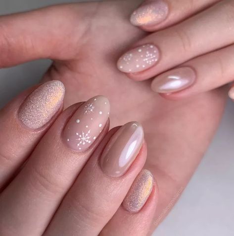 Beige Nails Design, Festive Nail Designs, Christmas Manicure, Festive Nail Art, Christmas Nails Easy, Beige Nails, Christmas Nail Art Designs, Snowflake Nails, Winter Nail Art