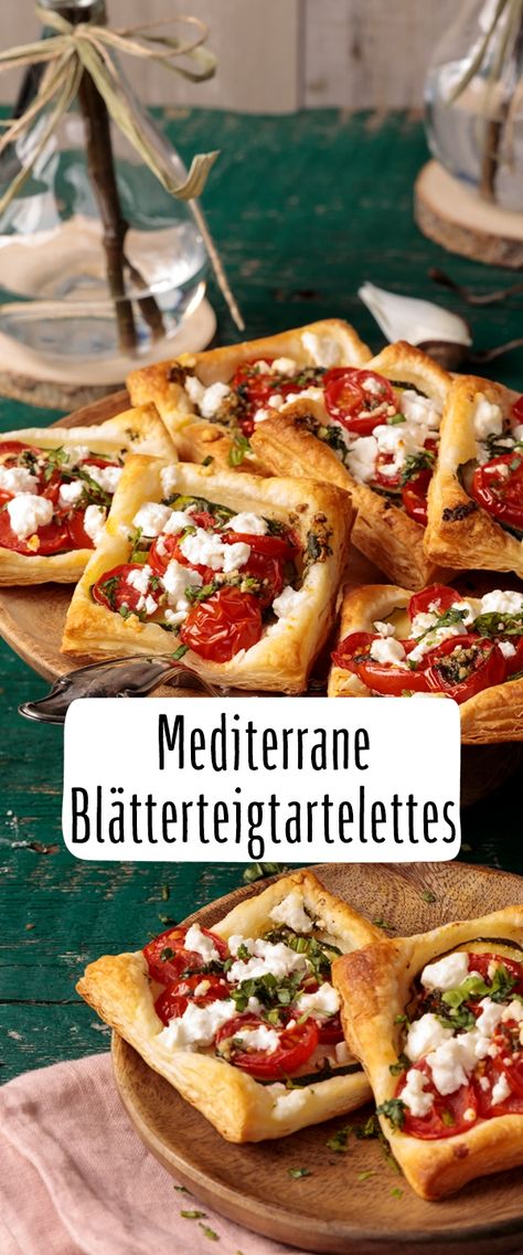 Diese mediterranen Blätterteigtartelettes sind blitzschnell für spontane Gäste oder den nächsten Sektempfang vorbereitet und lassen sich ganz nach Ihrem persönlichen Geschmack belegen. Eine mediterrane Note verleihen Oregano, Basilikum und natürlich Feta! Entdecken Sie hier das köstliche REWE Rezept.  https://www.rewe.de/rezepte/mediterrane-blaetterteigtartelettes Easy To Digest Foods, Carbohydrates Food, Italian Appetizers, Party Finger Foods, Dog Recipes, Food Culture, Finger Foods, Cooking And Baking, Food Inspiration