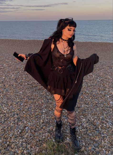 Gothic Concert Outfit Ideas, Disco Goth Outfit, Hot Weather Goth Outfits, Alt Beach Outfits, Midsize Punk Fashion, Trad Goth Summer Outfits, Gothic Beach Outfit, Goth Vacation Outfit, Goth Asethic