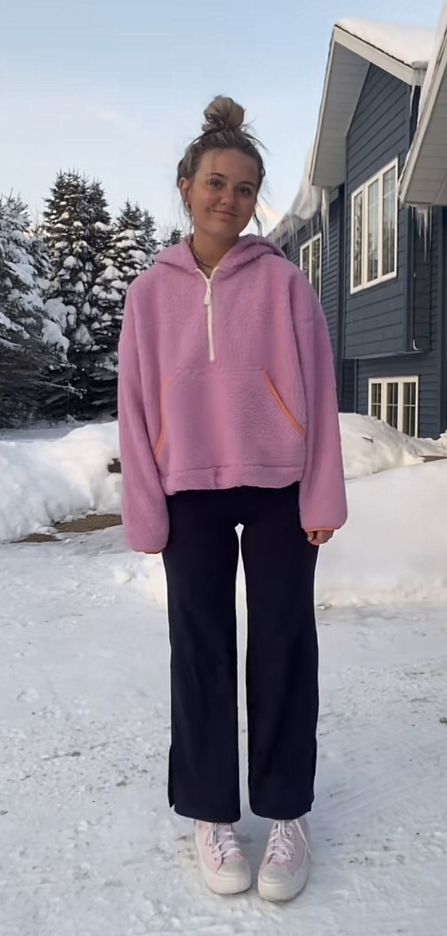 Comfy Period Outfit For School, Wide Leg Comfy Pants Outfit, Wide Leg Sweatpants Outfit Winter, Sweats Outfit Winter, Wide Leg Sweats Outfit, Modest Outfits Pants, Period Outfit Comfy, Wide Leg Sweatpants Outfit, Sweatpant Outfits