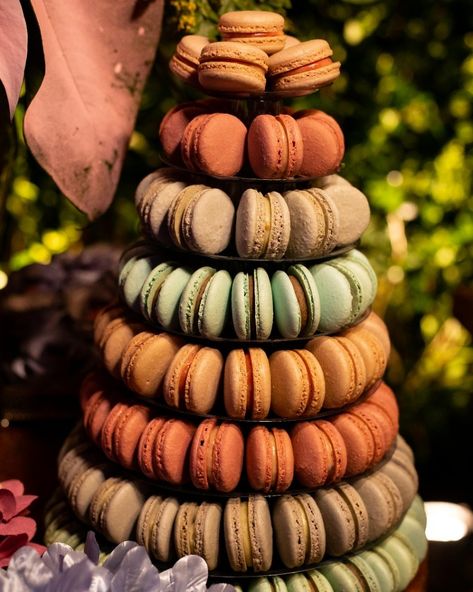 Fall Macaron Tower, Autumn Core, Wedding Ceremony Pictures, Wedding Macarons, Cake Inside, Tower Falling, Macaron Tower, Eclipse Of The Heart, Sweets Table