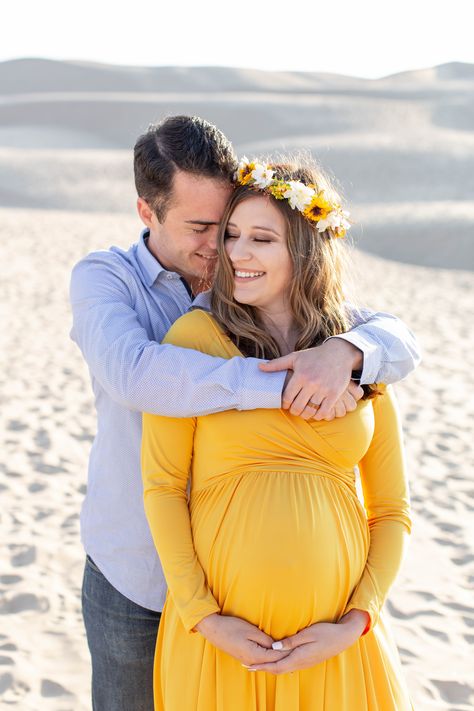 Yellow Maternity Dress Photoshoot Family, Maternity Photography Yellow Dress, Yellow Maternity Dress Photoshoot, Yellow Maternity Dress, Family Maternity Pictures, Fall Maternity Photos, Maternity Photography Poses Outdoors, Giovanna Baby, Maternity Photography Poses Couple