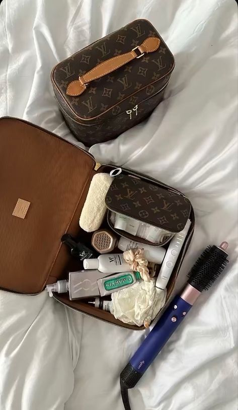 Louis Vuitton Vanity, What's In My Purse, Expensive Makeup, Makeup Bag Essentials, Makeup Aesthetic, Vogue Beauty, Vanity Bag, Baby Clip Art, Suitcase Packing