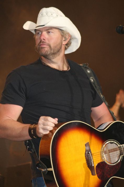 Toby Keith to be that black cotton shirt! Toby Keith Lyrics, Country Girl Problems, Classic Hollywood Glamour, Best Country Music, Country Musicians, Toby Keith, Outlaw Country, Country Music Artists, Country Music Stars