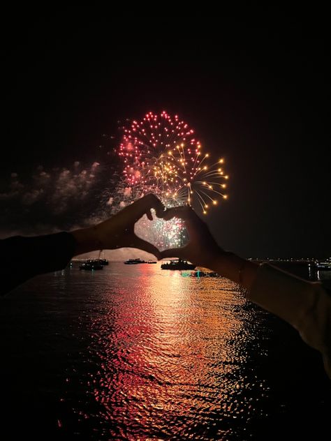 Aesthetic • fireworks • at the water • boats • lights • night vibe New Years At The Beach, Aesthetic Fireworks, Fireworks Aesthetic, Night Fireworks, Bd Ideas, Pool At Night, Lake Party, Ocean At Night, Boat Lights