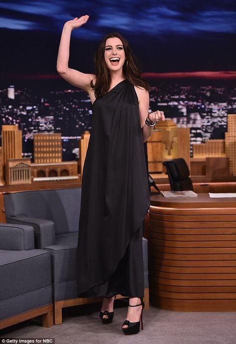 In high spirits: The ankle-length dress was tied at one shoulder for an asymmetrical neckl... Anne Hathaway Hair, Anne Hattaway, The Tonight Show, Outfit Vintage, Ankle Length Dress, Tonight Show, Anne Hathaway, Jimmy Fallon, Shoulder Length Hair