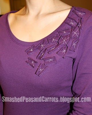 Embellished Tee Shirts, Tshirt Embellishment Ideas Diy, Shirt Embellishments, Decorating Clothes, Smashed Peas, Altered Clothes, Shirt Makeover, Embellishment Ideas, Upcycling Clothes