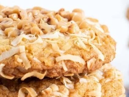 Carolina Coconut Cookies: Crispy, Chewy, and Packed with Coconut Flavor for a Southern Delight - NewsBreak Buttery Bread Recipe, Cake Batter Fudge, Blueberry Cake Donuts, Hawaiian Banana Bread, Texas Sheet Cake Cookies, Butter Cake Cookies, Chocolate Strawberry Cheesecake, Southern Banana Pudding, Simple Desserts