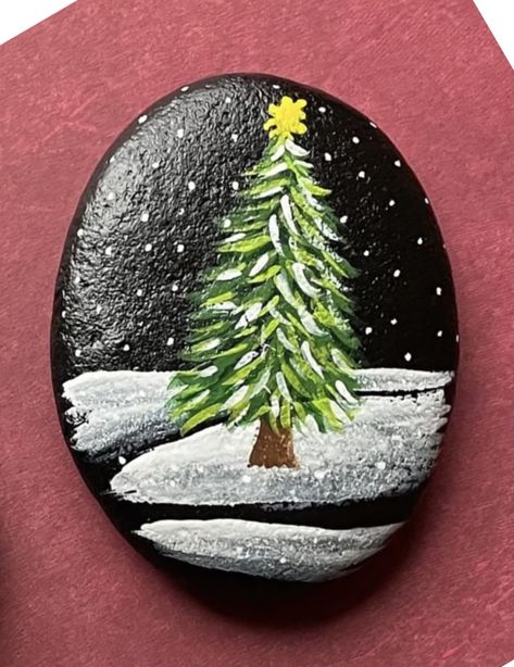 Winter Rocks, Christmas Painted Rocks Ideas, Christmas Stone Painting, Painted Rocks Christmas Trees, Winter Painted Rocks, Christmas Rock Art, Christmas Tree Rock Painting, Winter Rock Painting Ideas, Christmas Rock Painting Ideas