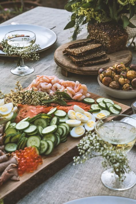 Sommer Mad, Smoked Fish, God Mat, Wedding Food, Food Inspiration, Dinner Party, Different Types, Diner, A Table