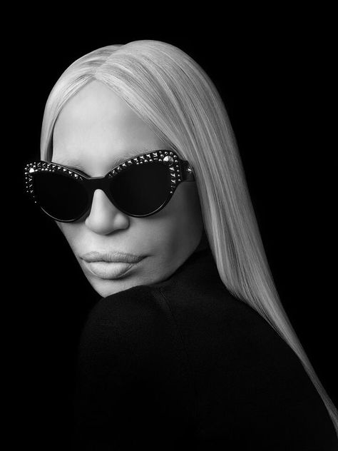 Donatella Vercase Donatella Versace 90s, Versace Aesthetic, Versace 90s, Versace Eyewear, Sunglasses Women Oversized, Versace Fashion, Photographie Portrait Inspiration, Sunglasses Women Designer, Sunglasses Women Fashion