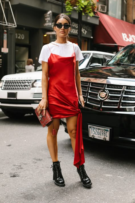 Outfit Vestido Rojo, Slip Dress Street Style, Street Style Vintage, New York Street Style, New York Fashion Week Street Style, Street Dress, Nyfw Street Style, Street Style Edgy, 90s Fashion Outfits