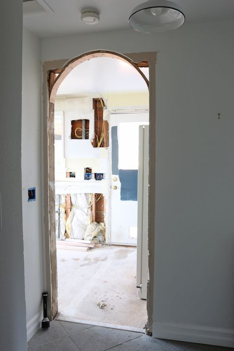 Changing A Square Door to an Arch: Before & Afters - The Inspired Room How To Make An Arched Door, Doorway Arch Ideas, Diy Arched Door, Diy Arched Doorway, Arched Doorways Interior, Round Doorway, Archways In Homes, Mini Bad, Small Hall