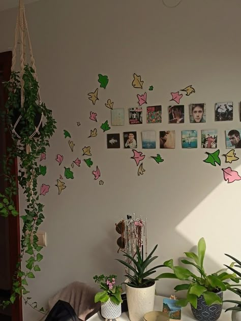 #heartstopper #leaves #netflix #aesthetic #wall #cute #pretty #charliespring #nicknelson #april #inspiration #handmade Diy Aesthetic Wall Decor Ideas, How To Make Heartstopper Leaves, Decorative Leaves Bedroom, Heart Stopper Room, Heartstopper Aesthetic Leaves, Foglie Heartstopper, Heartstopper Bedroom Decor, Heartstopper Leaves Room Decor, Heart Stopper Room Ideas