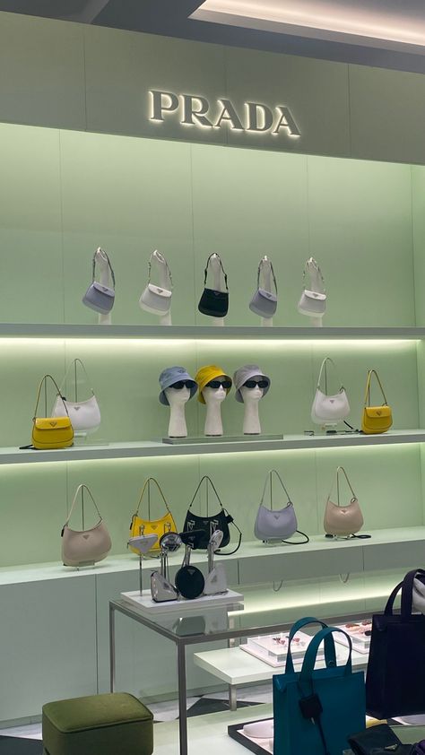 Luxury Bag Display, Bag Store Display, Gift Shop Interiors, Prada Store, Handbag Display, Store Layout, Boutique Interior Design, Closet Decor, Bag Display