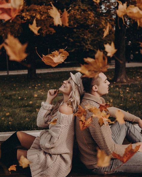 -Relaxed -Natural October Couple, Autumn Photography Portrait, Fall Couple Pictures, Fall Couple Photos, Shooting Couple, Fall Engagement Pictures, Engagement Photos Fall, Couple Picture Poses, Engagement Photo Poses