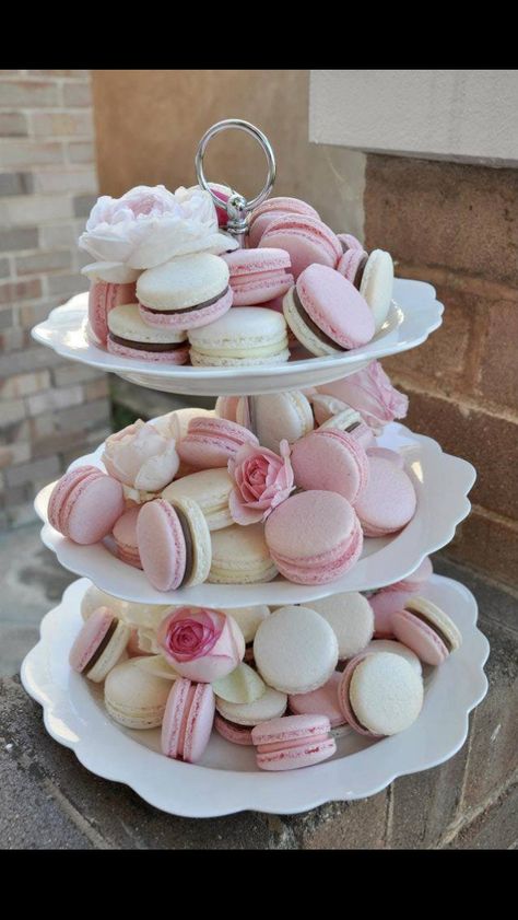 Macaron Set Up, Macaroon Stand Display, Pink And White Macarons, Pink And White Cookies, How To Display Macarons, Display Macarons, Macarons Stand, Pink High Tea, Macaroon Stand