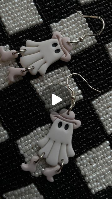 ʜᴀɴᴅᴍᴀᴅᴇ ᴘᴏʟʏᴍᴇʀ-ᴄʟᴀʏ ᴇᴀʀʀɪɴɢs on Instagram: "Howdy Boo🎀
•
•
How fun are these ghost earrings 💗 
NOW AVAILABLE!

#spookyseason #ghostearrings #halloweenearrings #polymerclay #cowboyghost #handmadewithlove #fallvibes #smallbiz #latinaownedbusiness" Ghost Earrings, Halloween Earrings, Handmade Polymer Clay, Fall Vibes, Polymer Clay Earrings, Clay Earrings, Polymer Clay, Ghost, Cowboy