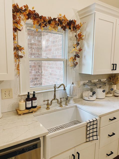 Fall Home decor ideas Kitchen Window Decor Ideas, Kitchen Window Decor, Kitchen Sink Window, Sink Decor, Fall Kitchen Decor, Fall Living Room, Cozy Fall Decor, Fall Kitchen, Farmhouse Fall Decor