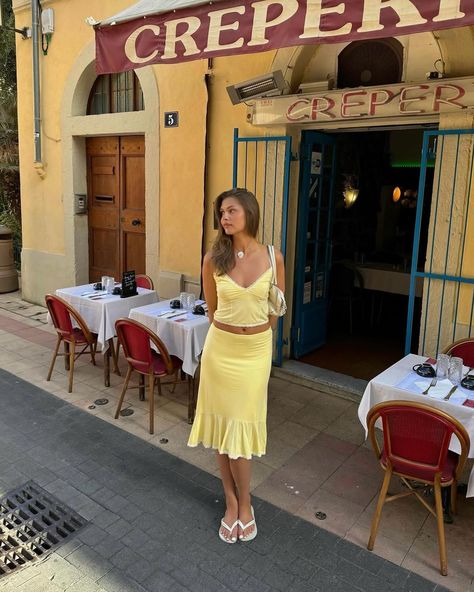 feels like summer ♡ guizio on you Havaianas Outfit, Garden Attire, Italian Fashion Women, Spain Vibes, Sofia Boman, Hoi An Tailor, Venice Italy Outfit, Beginner French, Chic Feminine Style