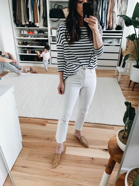 13 Ways to Wear White Cropped Flare Jeans - Crystalin Marie Cropped Flare Jeans Outfit Winter, Cropped Flare Jeans Outfit, Flare Jeans Outfit Winter, Early Spring Outfits Casual, Cropped Jeans Outfit, Flare Jeans Outfit, Jeans Outfit Winter, White Jeans Outfit, Cropped White Jeans