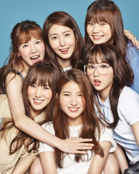 Kpop Group Photo, Gfriend Kpop, Oppa Gangnam Style, Bubblegum Pop, Family Poses, Hand Sign, Kpop Group, Gq Magazine, G Friend