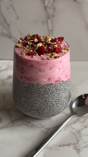 Alice | easy healthy recipes on Instagram: "RASPBERRY CHIA PUDDING PARFAIT ♥️ This is a great healthy breakfast idea, and is high in protein without protein powder. Chia seeds are high in fibre, protein and omega 3 and taste lovely with yogurt, raspberries and granola! SAVE this for later and follow for more recipes like this. INGREDIENTS (serves 1) 👩🏻‍🍳 Chia layer ➡️ 3 tbsp chia seeds ➡️ 120ml milk ➡️ 1/2 tsp maple syrup Yoghurt layer ➡️ 100ml vanilla yoghurt ➡️ handful raspberries Top Breakfast Ideas Healthy Sweet, Healthy Eating Protein, Yoghurt Recipe Ideas, High Protein Parfait, Easy Healthy High Protein Meals, Light Breakfast Ideas Healthy, Healthy Recipes Easy Breakfast, Raspberry Recipes Healthy, Healthy Eating Recipes Breakfast