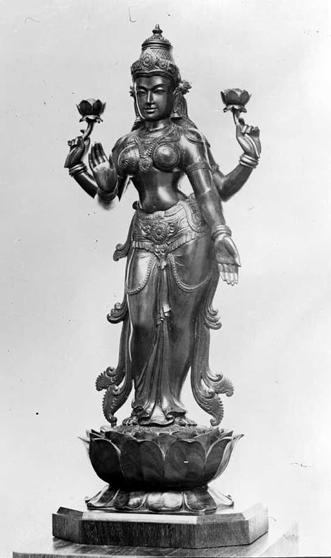 Lakshmi Sculpture, Mata Laxmi, Laxmi Mata, Sculpture Art Projects, Ancient Indian Art, Buddhist Art Drawing, School Of Arts, Ancient Indian Architecture, Goddess Sculpture