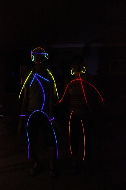 Fridaywereinlove.blogspot.com: Glowstick Dance Party Glow Stick Dance, Funny Little Kids, Toddler Gross Motor Activities, Neon Dance Party, Neon Dance, Children Dancing, Dark Party, Dancing Drawings, Easter Event